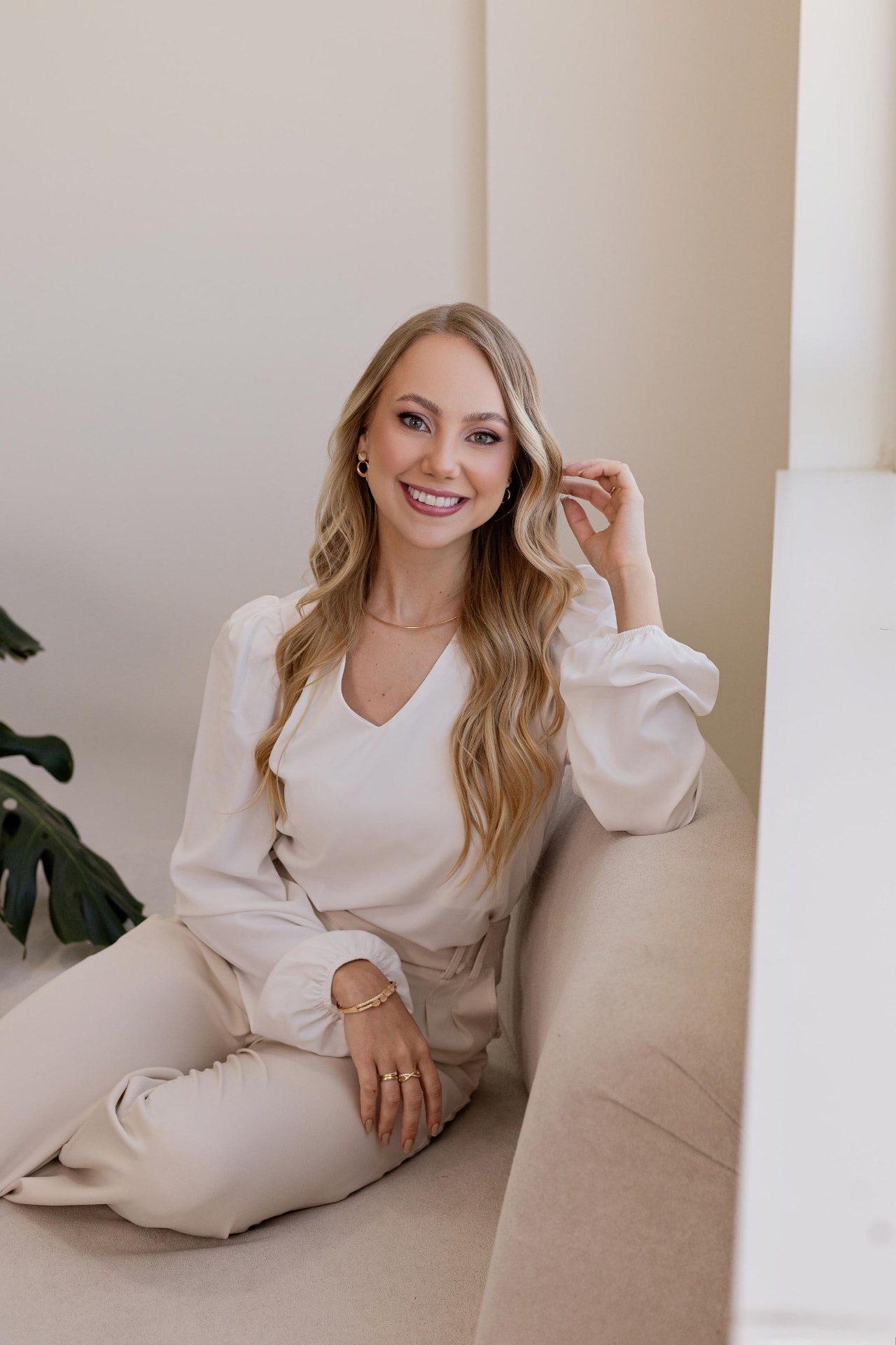 Amanda Naves, especialista em estética, na recepção da clínica
